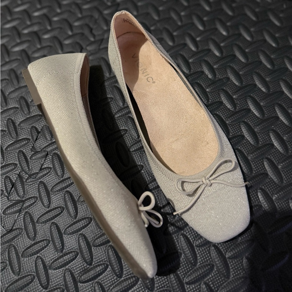 Vionic Women's Cream Flats with Bow
